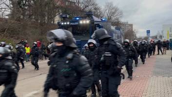 FOCUS online vor Ort - Pfefferspray und Wut gegen Polizisten: Parteitagprotest zeigt Dilemma der AfD-Gegner