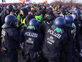 Proteste gegen AfD-Parteitag: Dieser Einsatz der Polizei in Sachsen wirft Fragen auf