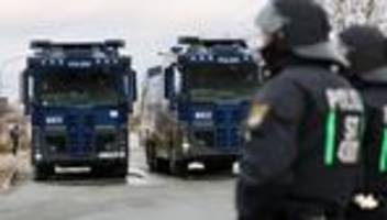 demonstrationen in riesa: mehrere anzeigen nach vorfall mit polizeihund bei riesa