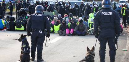 afd-parteitag in riesa: »krasse polizeigewalt« oder schutz der »grundrechte für beide seiten«?