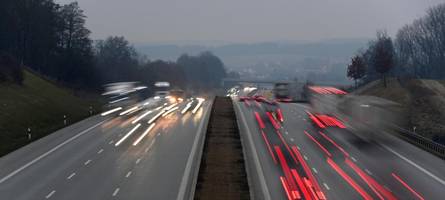 Zwei Vollsperrungen auf der A8 bei Adelzhausen und Sulzemoos