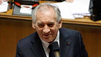 linke stellen misstrauensantrag gegen frankreichs premier bayrou