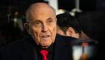 trumps ehemaliger anwalt : rudy giuliani legt rechtsstreit mit wahlhelferinnen nieder
