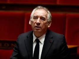 dank der sozialisten: frankreichs ministerpräsident bayrou übersteht misstrauensvotum