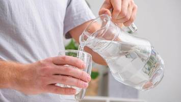 Abnehmen mit Wasser? Dieser Dr. Riedl-Trick kann helfen