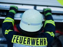 Grausiger Fund der Feuerwehr: Toter in brennendem Wohnwagen in Berlin-Kreuzberg