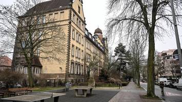 „alarmsignal, wenn schüler unter polizeischutz die schule besuchen“