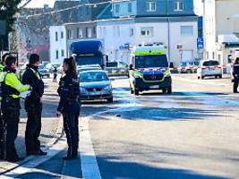 Autofahrer ist flüchtig: Schwerer Unfall in Solingen - Polizei prüft Mordabsicht