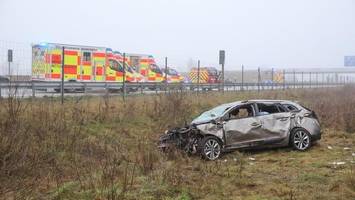 auto überschlagt sich auf a7 – vater und sohn in lebensgefahr