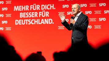 Auftritt in Wolfsburg - Unter Applaus läutet Scholz den Wahlkampf ein – doch im Publikum wächst die Panik