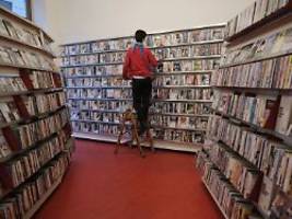 weg vom all-you-can-eat-buffet: warum die gen z videotheken für sich entdeckt