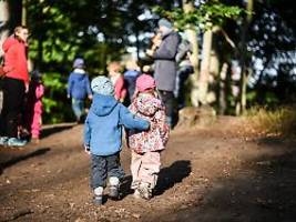 weniger müde und gelangweilt: natur macht kinder glücklicher - aber nicht schlauer