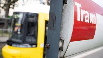 Unfall in Prenzlauer Berg: Auto kracht in Tram-Haltestelle