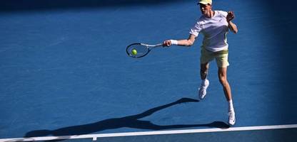 Australian Open: Tennisprofi Jannik Sinner siegt im Achtelfinale, Netz geht kaputt