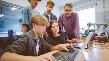 kritik an schulen: kennt sich neuer digital-dienstleister nicht aus?