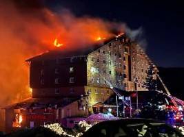 Hotel steht in Flammen: Zehn Tote bei Brand in türkischem Skiresort