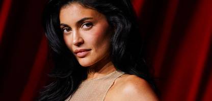 kylie jenner fliegt den bränden in los angeles davon