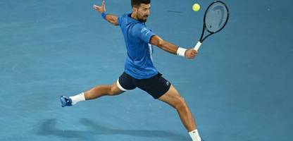 Australian Open: Novak Djokovic schlägt Carlos Alcaraz und trifft auf Alexander Zverev