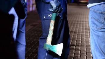 betrunken mit axt unterwegs: mann sorgt für polizeieinsatz