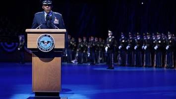 erste admiralin gefeuert – wie trump das us-militär „säubert“