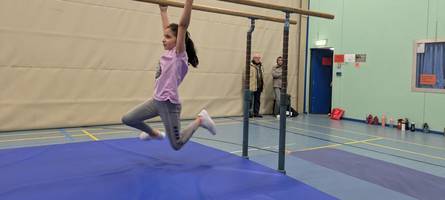 start mit sportlotse: syrisches mädchen turnt erstmals im verein