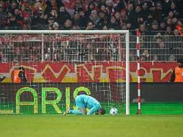 dfb-urteil nach feuerzeugwurf: skandalspiel in berlin: zwei weitere klubs gehen in berufung