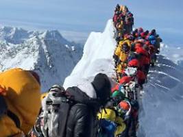 erster anstieg seit zehn jahren: nepal hebt preise für everest-besteigung deutlich an