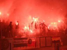 Nachts Feuerwerk vor Team-Hotel: Keine Trikots und Schals: Bayern fürchtet Feyenoord-Hooligans