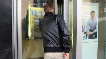 zwei männer wollen bankkonto eröffnen – und werden festgenommen