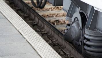 Schwerer Unfall - Mann (38) schläft auf Bahngleisen und wird von Zug erfasst