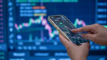 leitindex legt um 0,32 prozent zu - trump-präsidentschaft treibt die kurse an - dax setzt seine rekordjagd fort