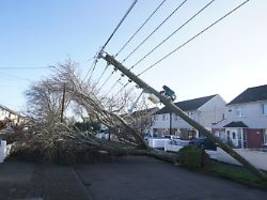 hunderttausende ohne srom: eowyn bringt wind-rekord in irland - lage entspannt sich nur langsam