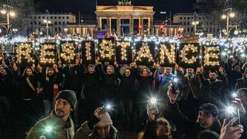 Ein Lichtermeer gegen Rechts: Zehntausende am Brandenburger Tor