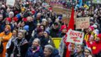 Proteste gegen rechts: Zehntausende Menschen demonstrieren gegen Rechtsruck