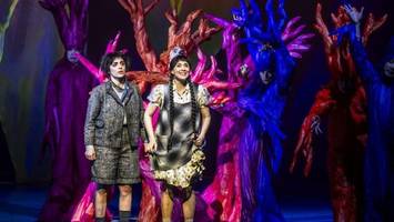 komische oper: harmlos tanzt das goldene hexenhaus