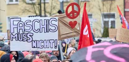 hamburg: mehrere tausende protestieren gegen afd-chef chrupalla