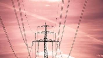 Hochspannungstrasse mitten durchs Dorf: Ein Ort wehrt sich