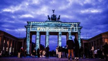 symbol am holocaust-gedenktag: brandenburger tor beleuchtet