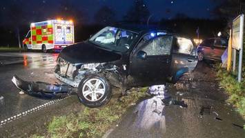 Schwerer Crash auf Kreuzung: Auto schleudert gegen Stromkasten