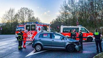 Schwerer Unfall in Hamburg: Auto prallt auf Kreuzung in Siebentonner