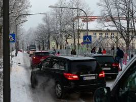 Elterntaxis vor Schulen: „Sie parken auf dem Gehweg, fahren zu schnell, blockieren die Sicht“