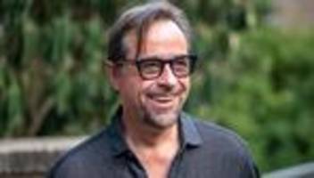 podcast-reihe somnoversum: jan josef liefers erforscht die welt des schlafs