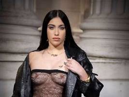 mutter madonnas ganzer stolz: lourdes leon erscheint nahezu nackt in paris