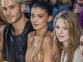 brust raus, bauch rein: kylie jenner zeigt viel haut bei haute-couture-show