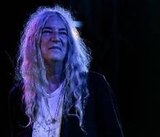 sorge um die godmother of punk: patti smith bricht auf der bühne zusammen