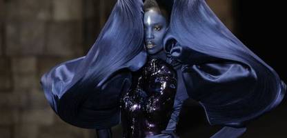 haute couture week paris: designer präsentieren sommer- und frühjahrskollektionen