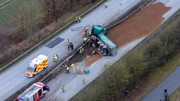 Lkw umgekippt: Tonnenweise Sand auf Autobahn verteilt