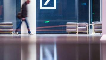 jahreszahlen: gewinn der deutschen bank bricht stärker ein als erwartet