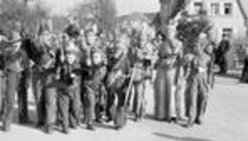 karneval: mit baströckchen und hakennase