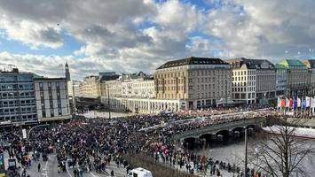 Nach „Tabubruch“ – Tausende bei Menschenkette ums Rathaus